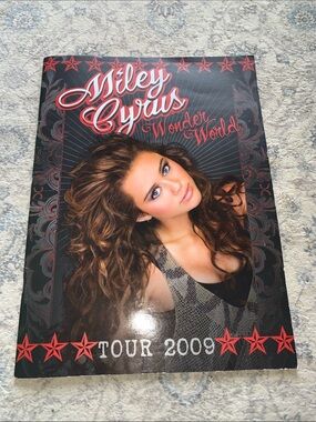 Miley Cyrus Wonder World Tour Book 2009